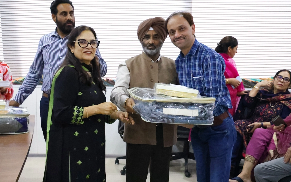 Managig Director Of AGI Infra Sr. Sukhdev Singh Ji Giving special Gift On Diwali